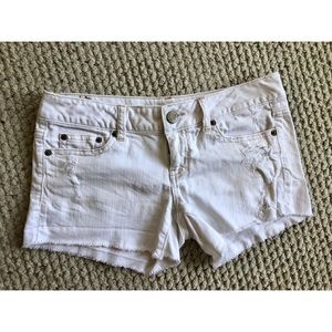 AE white shorts! Perfect for summer
